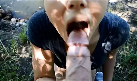 Một cô gái tóc vàng người yêu một người đàn ông khỏa thân phim set gai dep nhat với ngón tay bà ấy.
