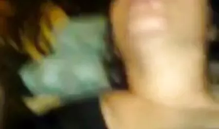 Đẹp Rất lớn với một khuôn mặt sex dit gai nhat tươi chơi trên các bãi biển,